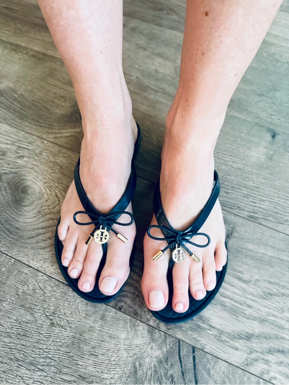 Tory Burch Navy Blue Gold Rubber Bow Logo Thong Sandals 7
